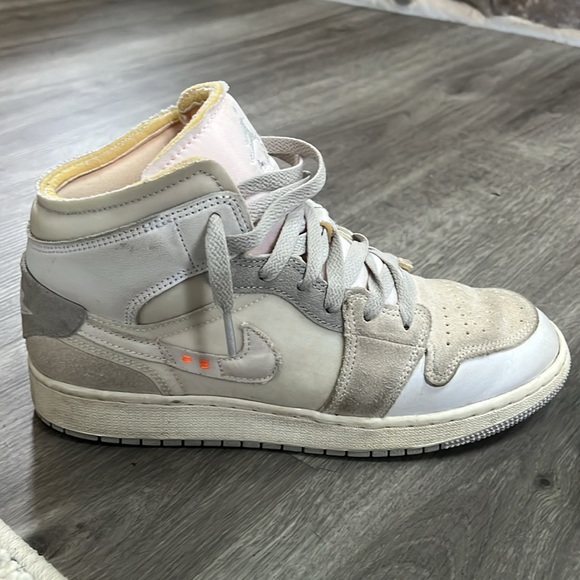 Jordan 1 SE Craft Inside Out - Picture 2 of 5
